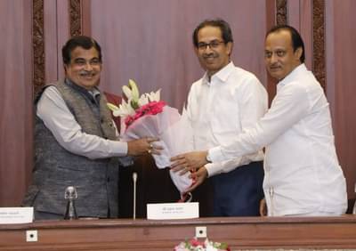 बजेट मांडताना अजित पवारांकडून गडकरींचे कौतुक, फडणवीसांनी बाक वाजवला