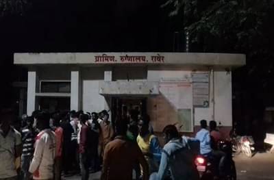 चोरीच्या गुन्ह्यात बापाला अटक, मुलाची रेल्वेखाली आत्महत्या, रेल्वेतून मृतदेह पाहताना खांबाला धडकून प्रवासी जखमी