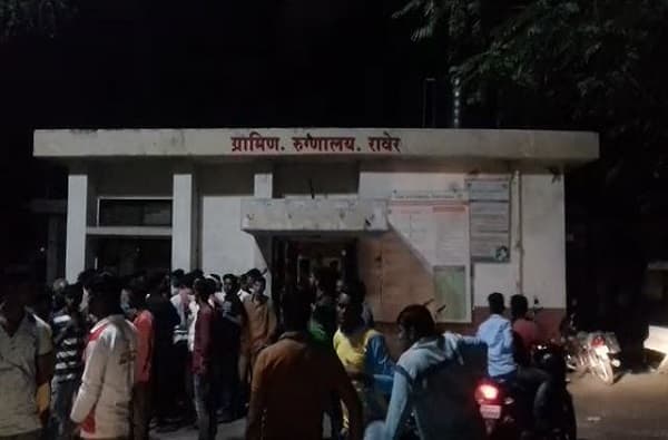 चोरीच्या गुन्ह्यात बापाला अटक, मुलाची रेल्वेखाली आत्महत्या, रेल्वेतून मृतदेह पाहताना खांबाला धडकून प्रवासी जखमी