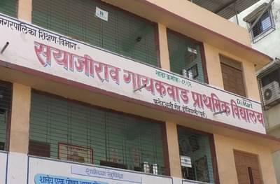 विद्यार्थिनींकडून शौचालयाची स्वच्छता, पालिका शाळेतील धक्कादायक प्रकार