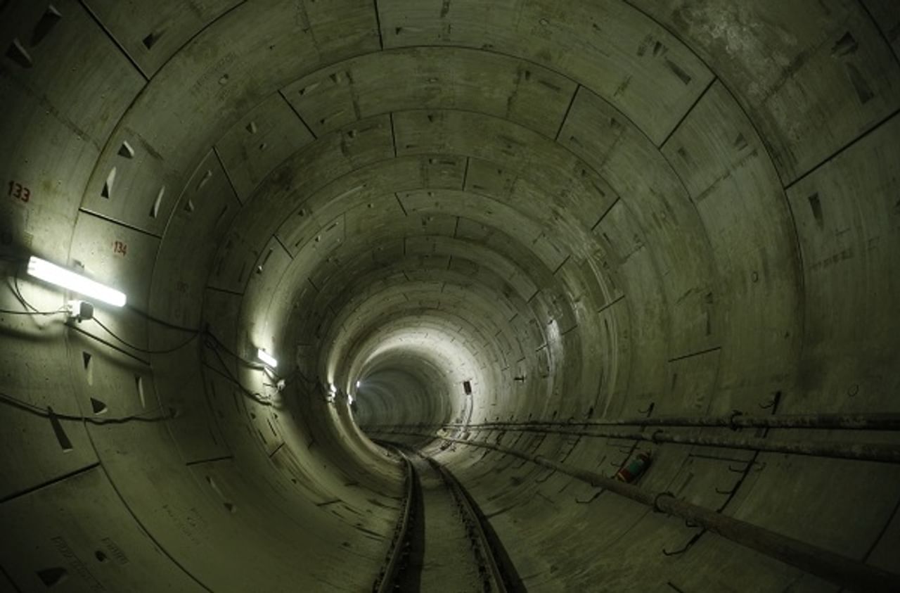 मुंबई मेट्रो 3 चे 80 टक्के भुयारीकरण पूर्ण झाले आहे. त्यामुळे आता इतर कामांना गती येणार आहे. वर्षा अखेरीपर्यंत मुंबई मेट्रोचा आणखी एक मार्ग खुला होण्याची शक्यता आहे. 