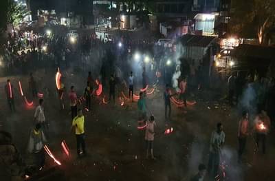 अंगावर पेटत्या निखाऱ्यांचा वर्षाव, कोकणाच्या शिमगोत्सवात थरकाप उडवणारी प्रथा