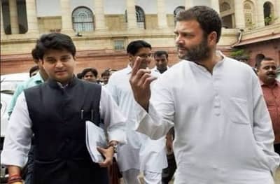 मध्य प्रदेशात काँग्रेसला हादरा, ज्योतिरादित्य शिंदेंचा राजीनामा, वडिलांच्या जयंतीलाच वादळी निर्णय, सरकार संकटात