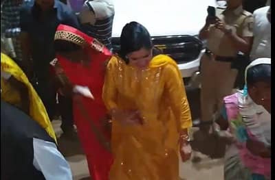 VIDEO : खासदार नवनीत राणा यांचा आदिवासी महिलांसोबत ठेका