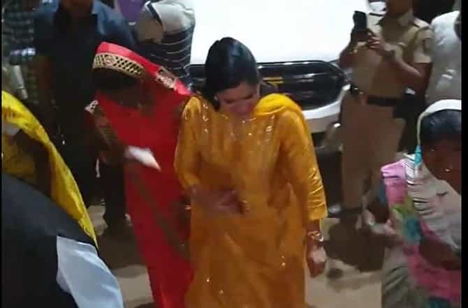 VIDEO : खासदार नवनीत राणा यांचा आदिवासी महिलांसोबत ठेका