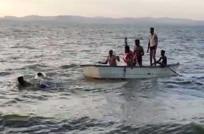 नंदूरबारमध्ये सहलीला आलेल्या 13 पर्यटकांची बोट उलटली, तिघांचा मृत्यू, तर 4 जण बेपत्ता