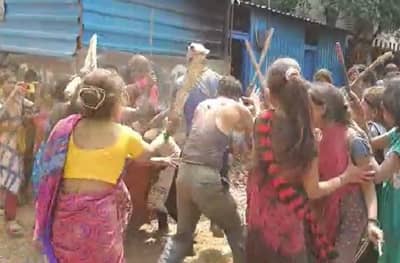 सांगलीत महिलांकडून पुरुषांना काठीने चोप, गोसावी समाजाची अनोखी होळी