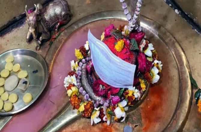 कोरोना व्हायरसचा धसका, चक्क शंकराच्या पिंडीला मास्क