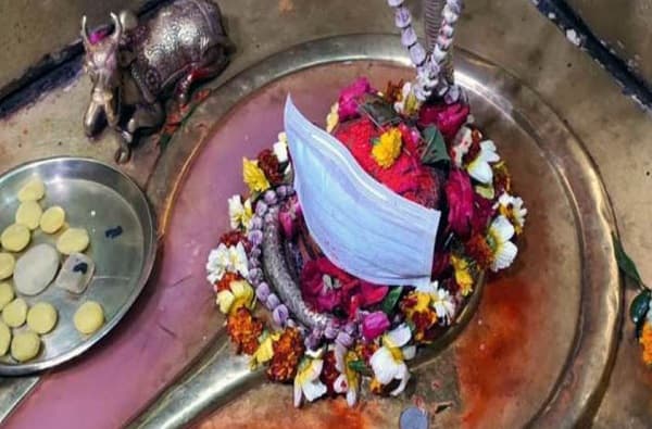 कोरोना व्हायरसचा धसका, चक्क शंकराच्या पिंडीला मास्क