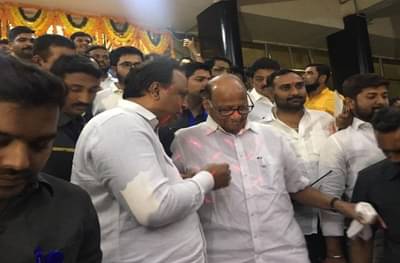 शरद पवारांसोबत पायऱ्यांवर उभ्या-उभ्या चर्चा, जाता जाता शेलार म्हणाले, मी नंतर फोन करतो!