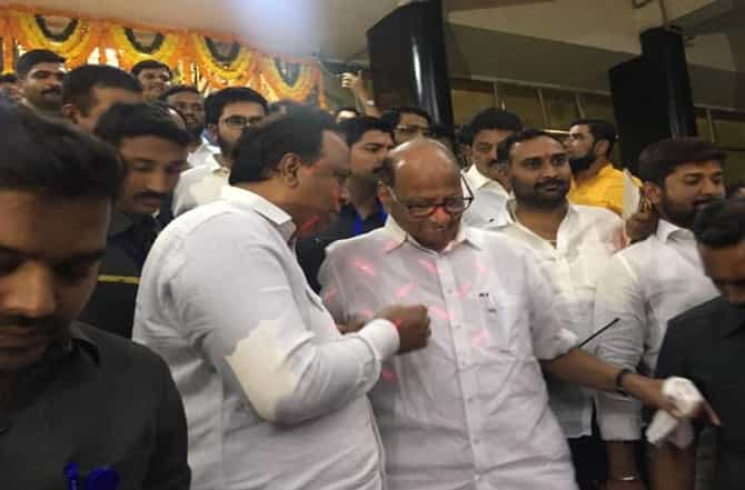 शरद पवारांसोबत पायऱ्यांवर उभ्या-उभ्या चर्चा, जाता जाता शेलार म्हणाले, मी नंतर फोन करतो!