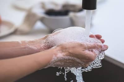 सॅनिटायझर नव्हे, कोरोनाविरुद्ध लढण्यासाठी साबणच प्रभावी हत्यार