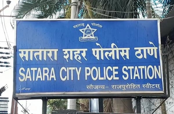 अल्पवयीन तरुणाला शारीरिक संबंधांसाठी बळजबरी, विवाहितेवर गुन्हा