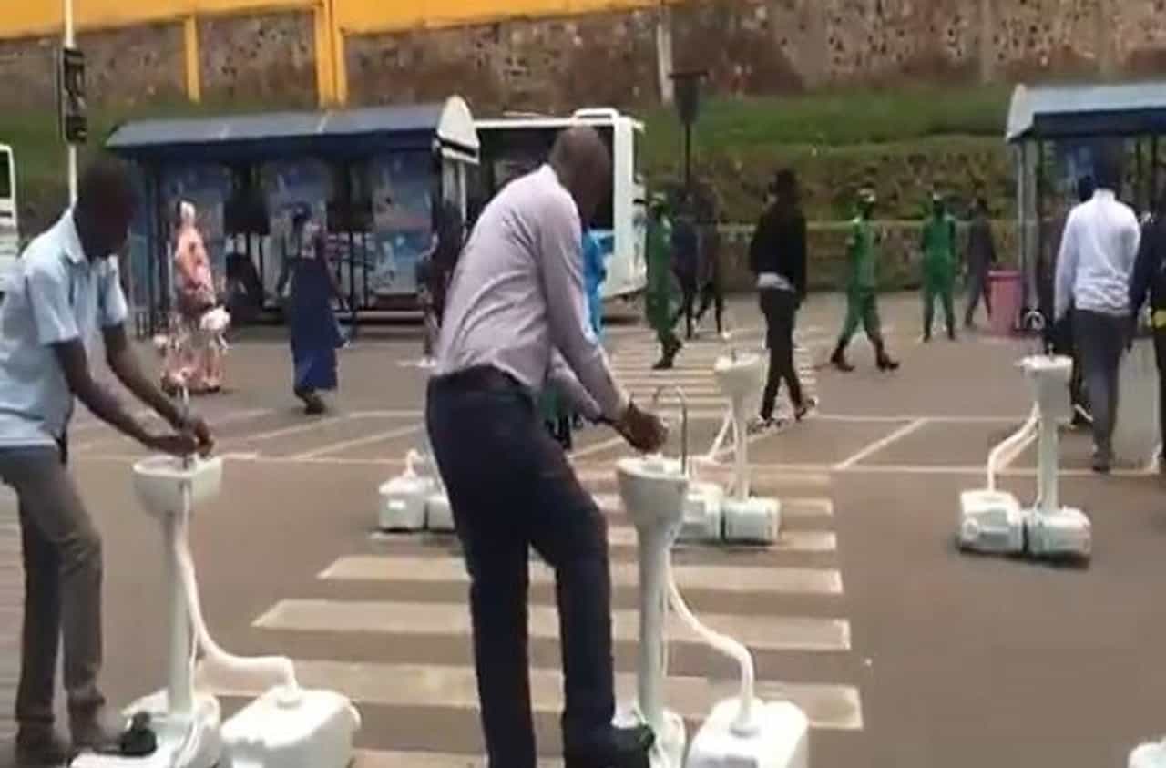 Corona Virus | कोरोनाचा धसका, या देशात चौकाचौकात वॉश बेसिन