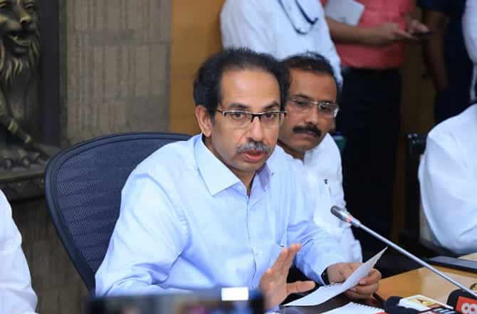 शासकीय कार्यालयात 50 टक्के कर्मचारी, रेल्वे, बसेसमध्ये प्रवासी क्षमता कमी करणार : मुख्यमंत्री