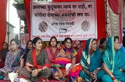 आमच्या मागण्या मान्य करा, अन्यथा कोरोना व्हायरसची लस द्या, परळीतील उपोषणकर्त्यांची मागणी