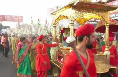 CoronaVirus: शिर्डीत खासदार लोखंडेंच्या उपस्थितीत परिक्रमा यात्रा, मुख्यमंत्र्यांच्या आदेशाला केराची टोपली?