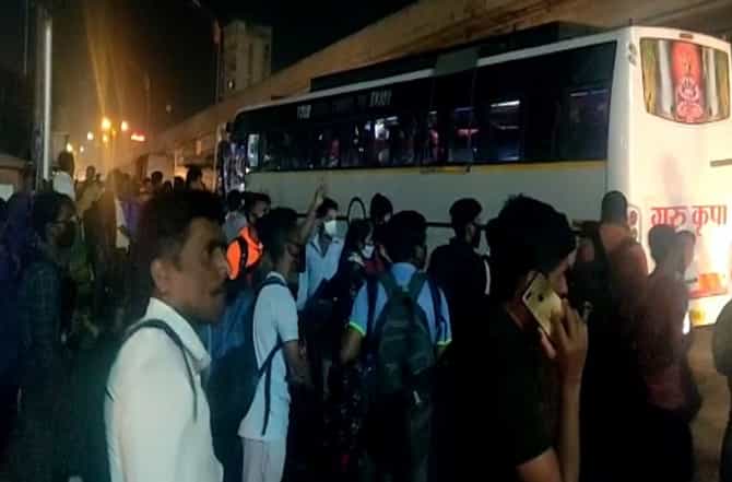 Corona Effect : कोरोनाच्या भीतीने विद्यार्थी चालले गावाला, खासगी बसेसकडून प्रवाशांची लूट