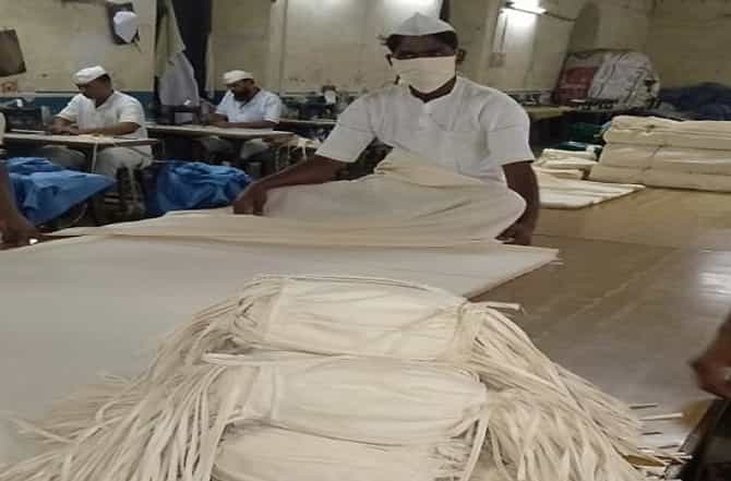 कोरोनाच्या पार्श्वभूमीवर तुरुंगातील कैद्यांच्याद्वारे मास्कची निर्मिती, गृहमंत्र्यांच्या कल्पनेतून राज्यभरात सुरुवात