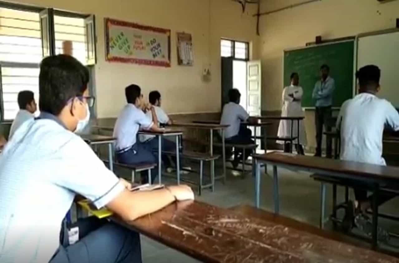 Corona effect | दहावीच्या परीक्षेत एका वर्गात केवळ 12 विद्यार्थीच, शिक्षकांकडून खबरदारी
