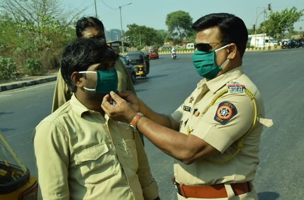 जगभरात सध्या कोरोना विषाणूने धुमाकूळ घातला (mumbai police awareness) आहे. दिवसेंदिवस रुग्णांमध्ये वाढ होत असल्याने नागरिकांमध्ये भीतीचे वातावरण निर्माण झाले आहे. याविषयी जनजागृती करण्यासाठी विशेष मोहिम मुंबई वाहतूक पोलिसांनी हाती घेतली (mumbai police awareness) आहे.