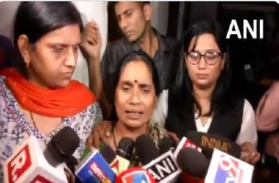 नराधमांना फाशी! लेकीच्या फोटोला उराशी कवटाळून निर्भयाची आई म्हणते...