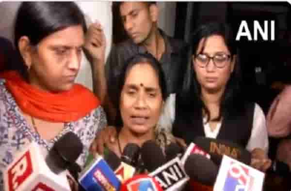 नराधमांना फाशी! लेकीच्या फोटोला उराशी कवटाळून निर्भयाची आई म्हणते...