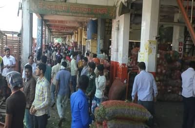 Corona | APMC मध्ये भाजी-पाल्याची आवक, मात्र उठावच नाही, कोबी 2 रु., तर टोमॅटो 8 रु, किलो