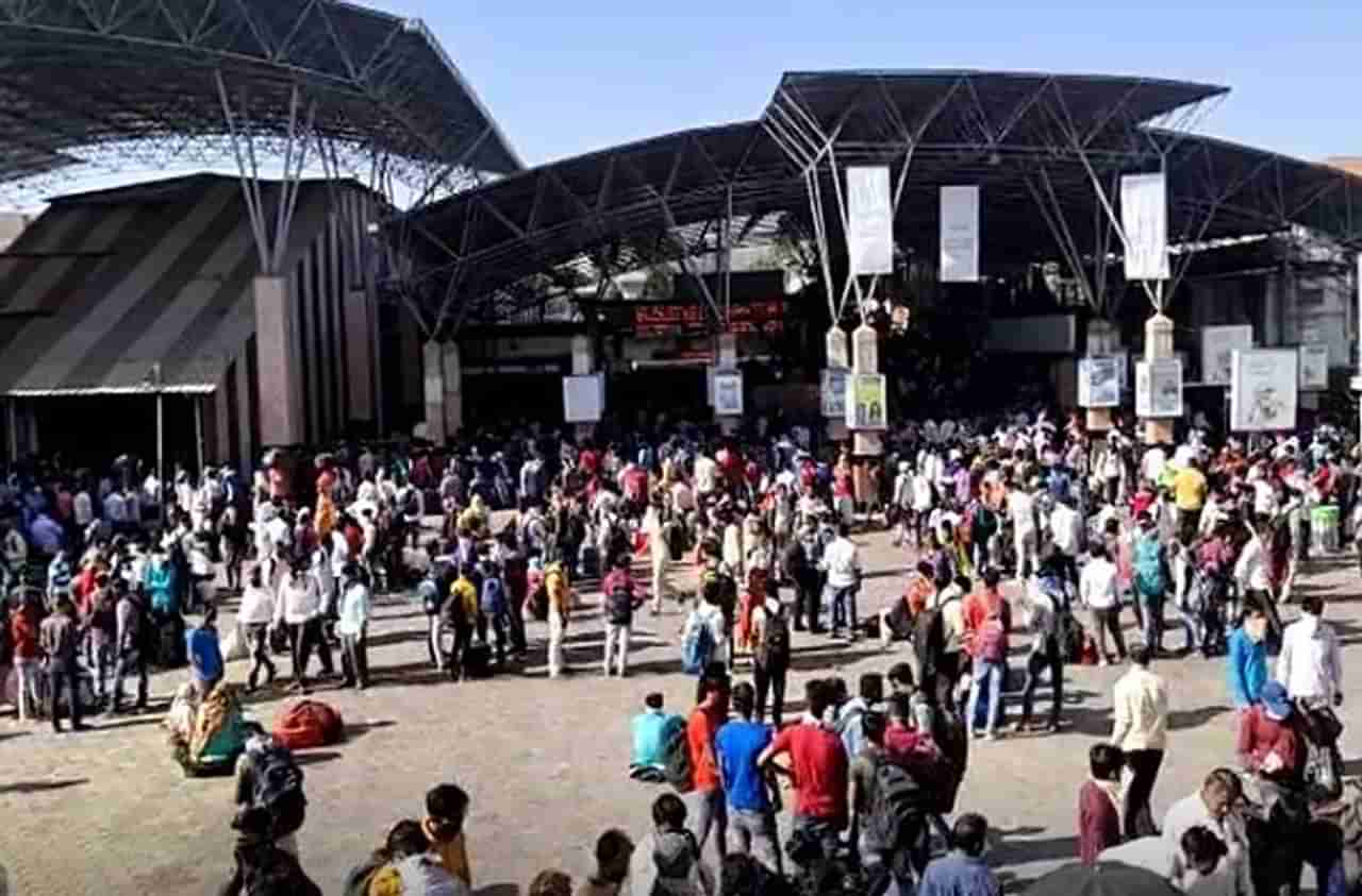 Pune station crowd | प्रशासनाकडून गर्दी टाळण्याचं आवाहन, पुण्यात मात्र उलट चित्र, पुणे स्टेशनवर तुफान गर्दी