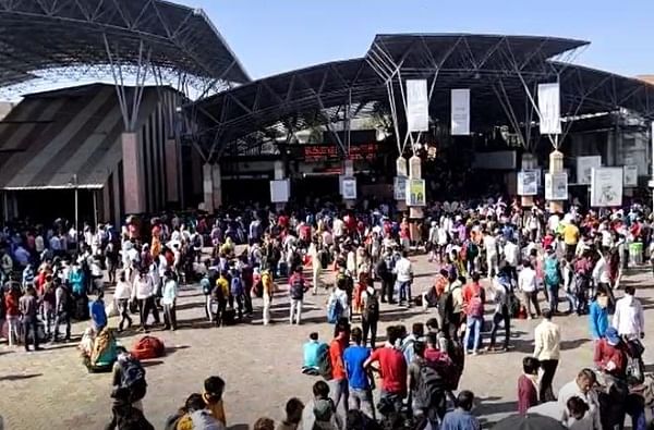 Pune station crowd | प्रशासनाकडून गर्दी टाळण्याचं आवाहन, पुण्यात मात्र उलट चित्र, पुणे स्टेशनवर तुफान गर्दी