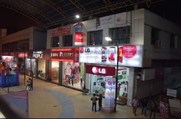 मुंबईत सरसकट दुकानं सुरु कण्यास परवानगी, दारु दुकानांना काऊंटरवर विक्रीला मुभा