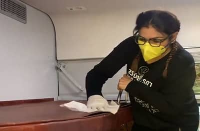 Corona | कोरोनाची खबरदारी! रवीना टंडनने स्वत: रेल्वेची बर्थ पुसली