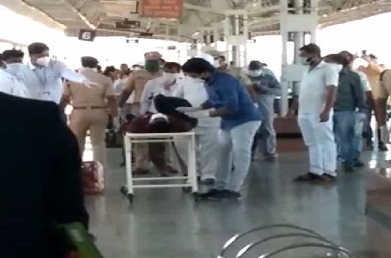 होम क्वारंटाईन तरुणाचा मुंबई ते गुलबर्गा रेल्वे प्रवास, रुग्णवाहिकेअभावी तरुण दोन तास दौंड रेल्वे स्थानकावर