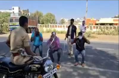 Janta Curfew | जनता कर्फ्यूदरम्यान आगाऊपणा, रस्त्यावर भटकणाऱ्या तरुणांना पोलिसांनी उठाबशा काढायला लावल्या