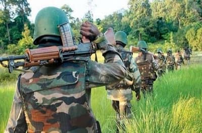 कोंबिंग ऑपरेशनदरम्यान सीआरपीएफवर नक्षलवादी हल्ला, 17 जवानांना वीरमरण