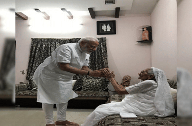Corona : कोरोनाच्या लढ्यात मोदींना आईचा आशीर्वाद, हिराबेन यांच्याकडून 25 हजारांची मदत