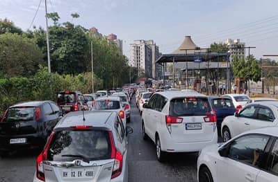 Corona Virus | जमावबंदी झुगारुन मुलुंड टोलनाक्यावर वाहनांची गर्दी, खासगी वाहनांच्या रांगा