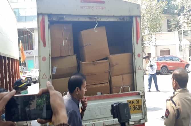 गिऱ्हाईक बनून मास्कची होलसेल मागणी, पोलिसांची आयडिया, वांद्र्यात तब्बल 14 कोटी रुपयांचा मास्कसाठा जप्त