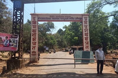 रस्त्यावर मातीचा भराव, बांबूने वाट रोखली, रत्नागिरीतील गावात कोणालाही प्रवेश नाही