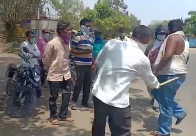 पोलिसांचे हात दुखले; मुख्याध्यापकांना सांगितले; रस्त्यावर येणाऱ्यांना हाणा