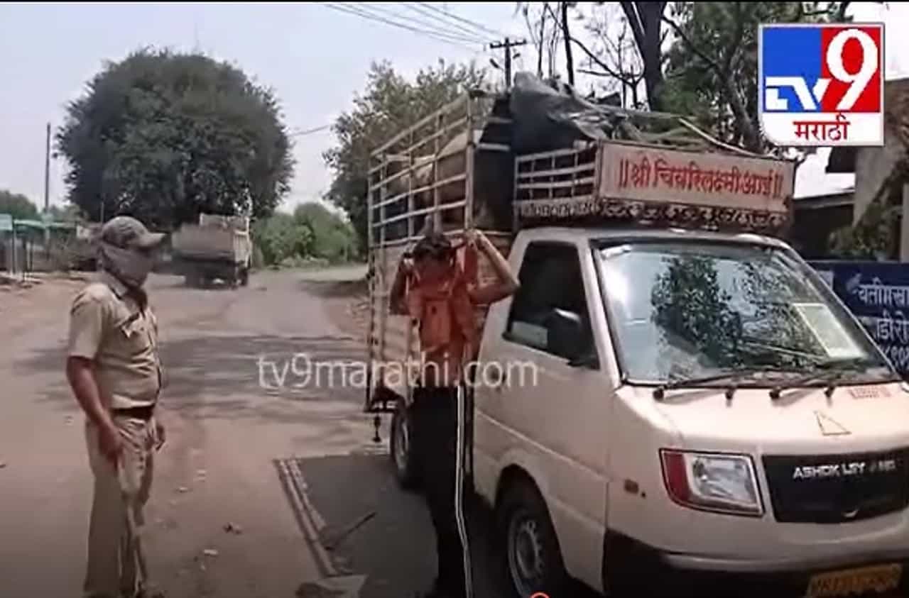 क्रिएटिव्ह पोलिस! मास्क न घालणाऱ्यांना शर्ट काढून तोंडाला बांधण्याची शिक्षा