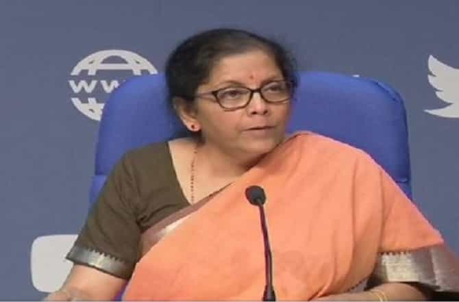 कोरोनाशी झुंजणाऱ्या गृहलक्ष्मीसाठी मोदी सरकारच्या मोठ्या घोषणा, 20 कोटी महिलांच्या जनधन खात्यात रक्कम