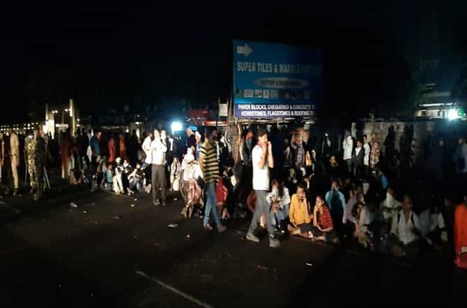 देशभरात संचारबंदी, मुंबईतून हजारो कामगारांचा राजस्थानकडे पायी प्रवास