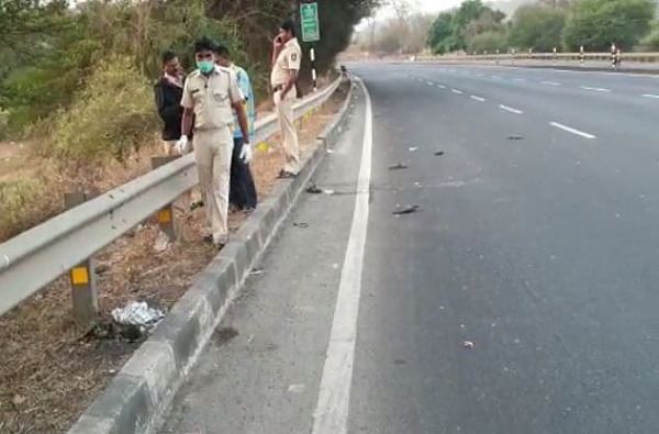 पायी घरी निघालेल्या 7 जणांना टेम्पोने उडवलं, चौघांचा जागीच मृत्यू, 3 गंभीर