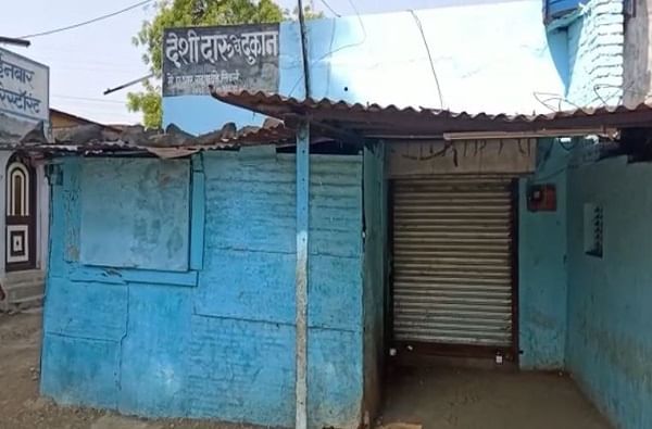 LockDown Effect | वैतागलेल्या तळीरामांनी चखना चोरला; मग दारु चोरीचा प्रयत्न, पदरी पडली घोर निराशा LockDown Effect | वैतागलेल्या तळीरामांनी चखना चोरला; मग दारु चोरीचा प्रयत्न, पदरी पडली घोर निराशा