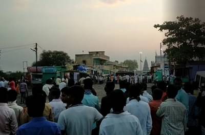 Lockdown : सोलापुरात लॉकडाऊनमध्ये यात्रा साजरा करण्याचा प्रयत्न, पोलिसांवर दगडफेक, गुन्हा दाखल