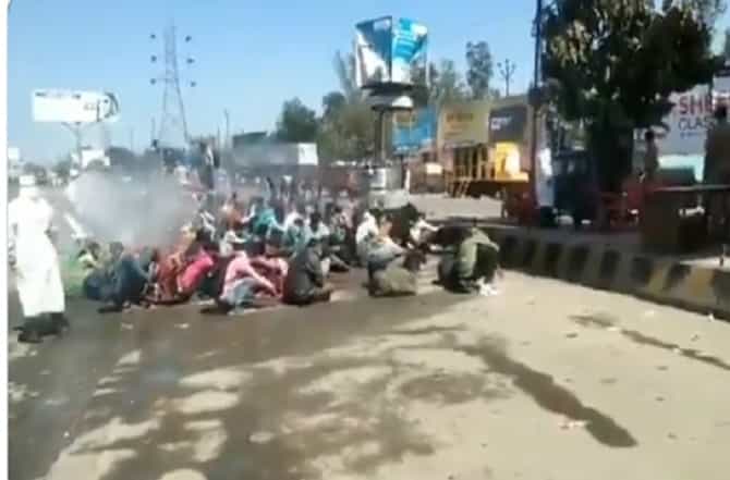 VIDEO : उत्तर प्रदेशात रोगापेक्षा इलाज भयंकर, पायपीट करणाऱ्या मजुरांवर एकत्र बसवून औषध फवारणी