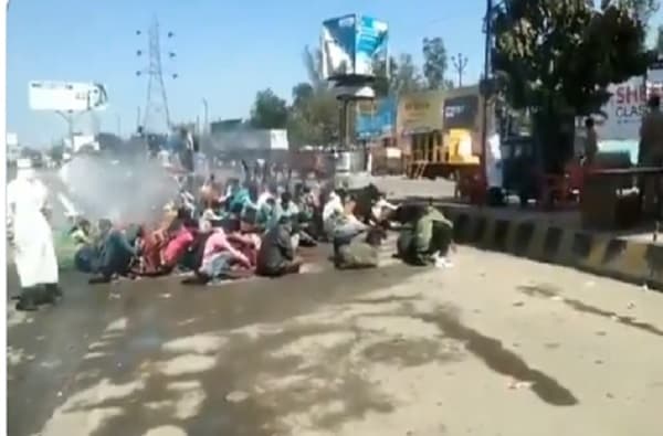 VIDEO : उत्तर प्रदेशात रोगापेक्षा इलाज भयंकर, पायपीट करणाऱ्या मजुरांवर एकत्र बसवून औषध फवारणी