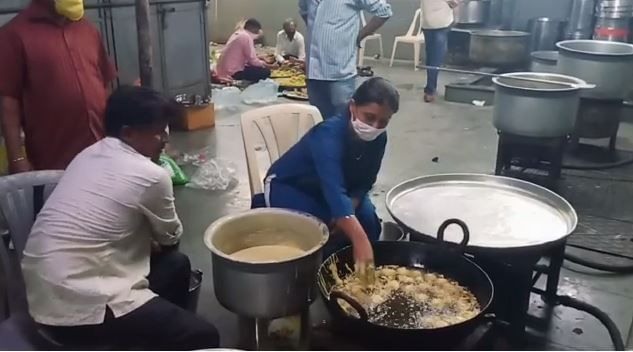 BMC-पोलीस कर्मचाऱ्यांसाठी नाश्त्याची सोय, नगरसेविकेने तळले बटाटे वडे BMC-पोलीस कर्मचाऱ्यांसाठी नाश्त्याची सोय, नगरसेविकेने तळले बटाटे वडे