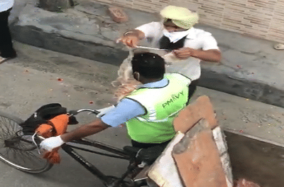 नोटांचा हार ते फुलांचा वर्षाव, स्वच्छता कर्मचाऱ्यांसाठी नागरिकांची कृतज्ञता